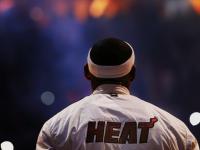 FB体育APP-浓眉遮天蔽日，鹈鹕三节击溃76人，一场提前失去悬念的统治之战