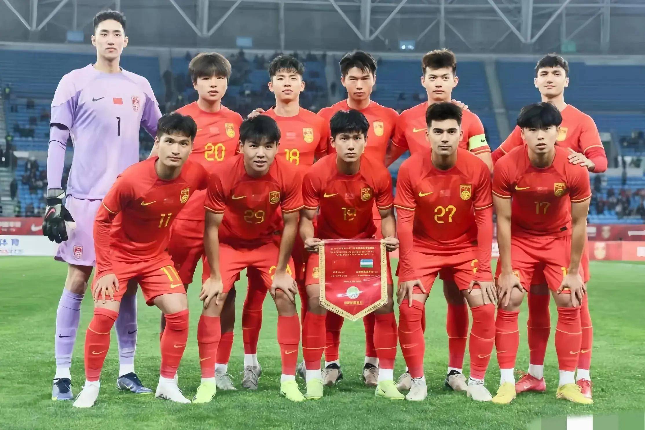 包含国足再度脱颖而出，向着胜利前进的词条