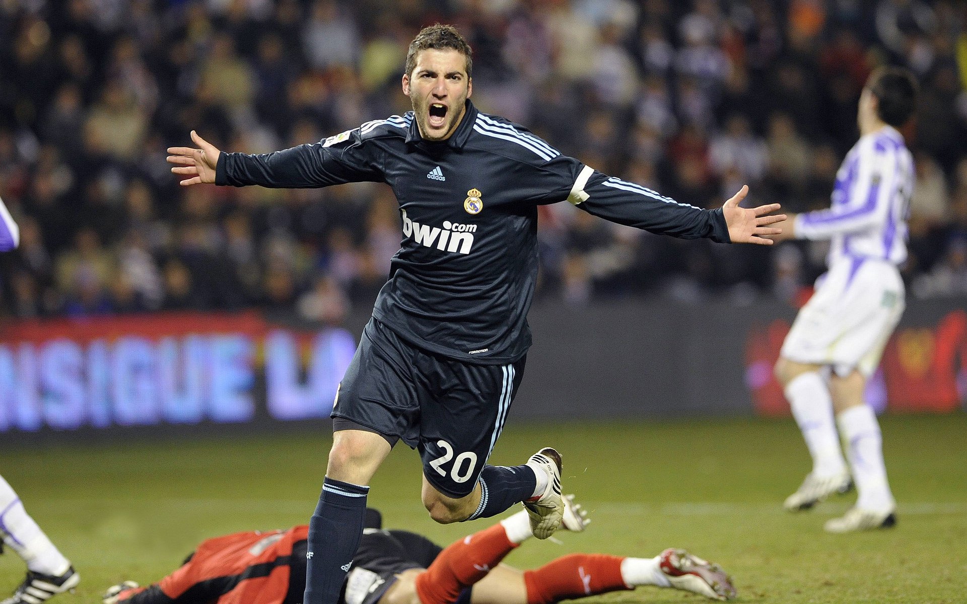 关键战突围！湖人逆转掘金，小贾伦连续得分拉开差距定胜局