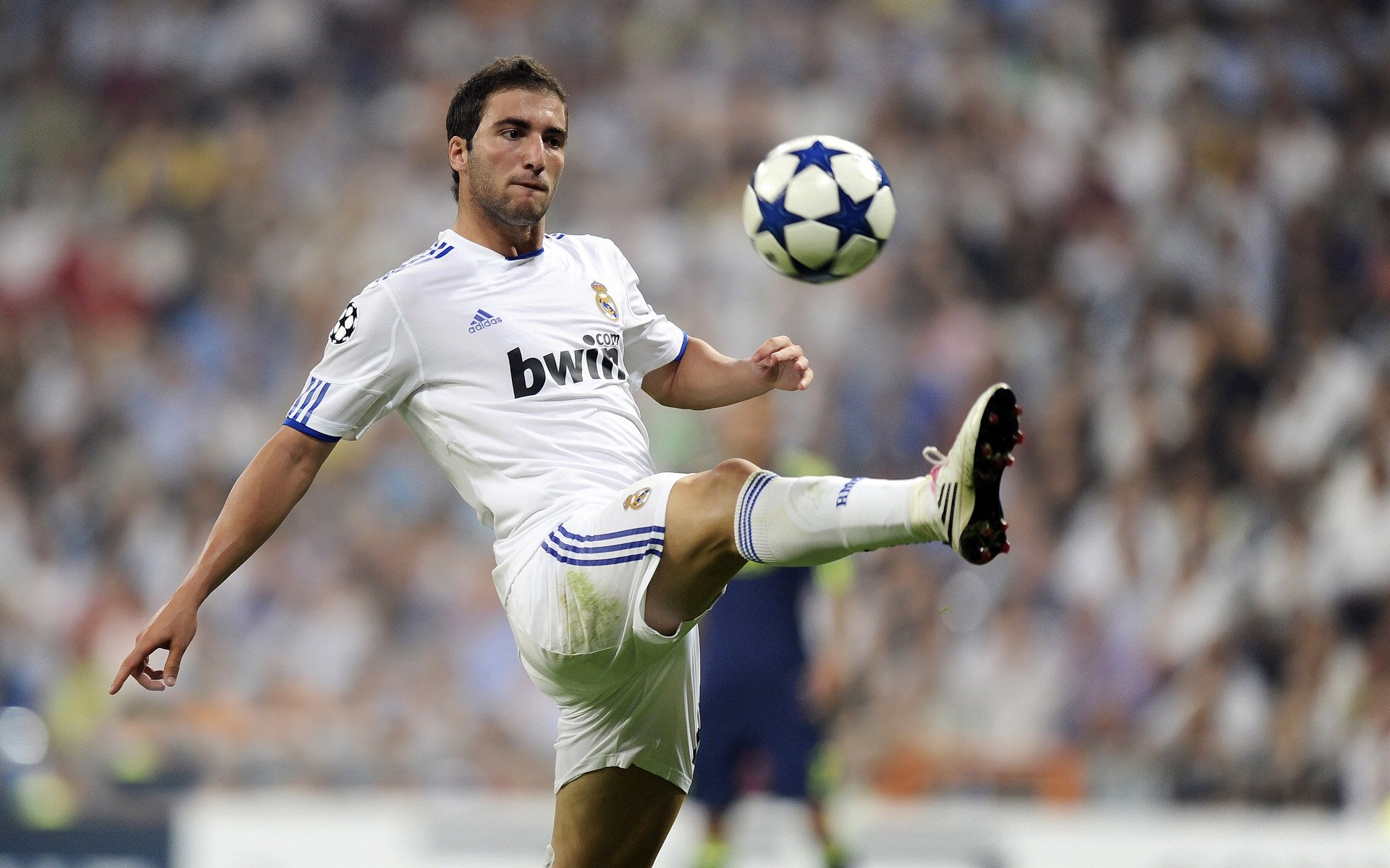 绿茵场上的东方对决,德国战车完胜泰国,郑思维刷新羽坛传奇